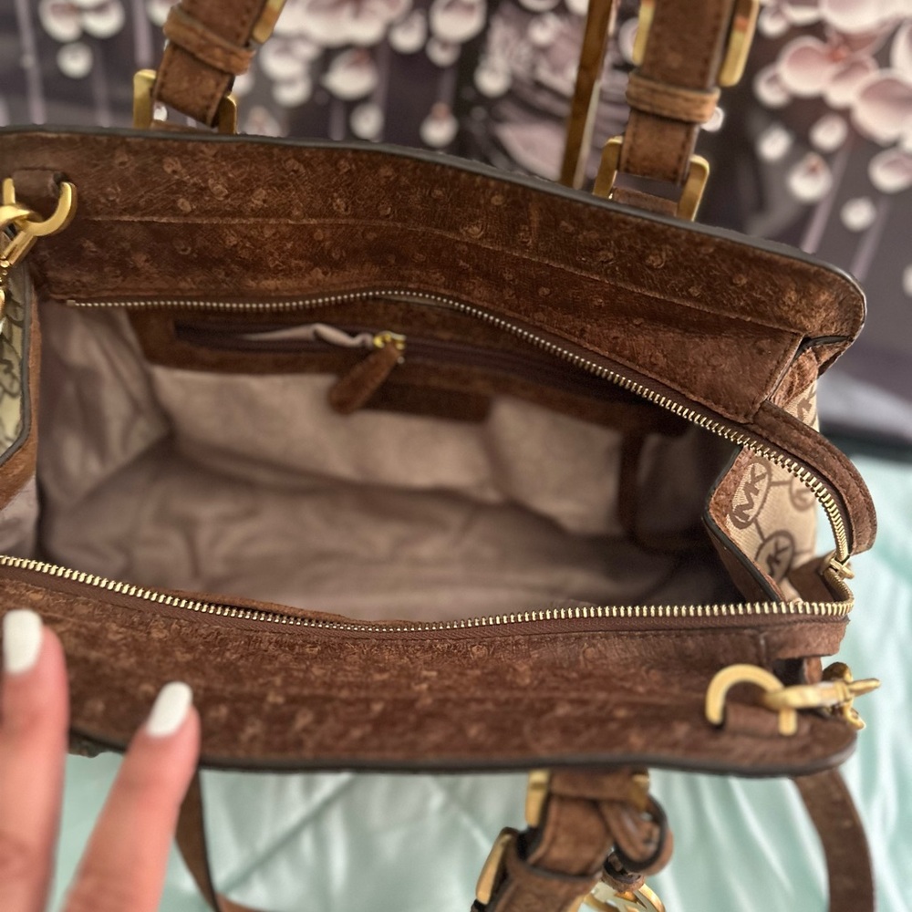 EUC MICHAEL KORS CROSSBODY HAND BAG - Picture 12 of 14